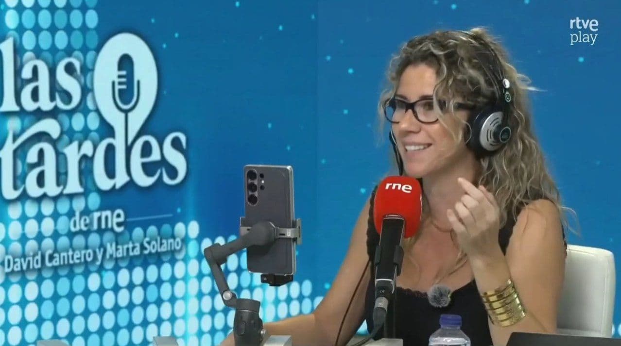 Palo Capilla con auriculares en el estudio de Las tardes de RNE, Radio Nacional de España
